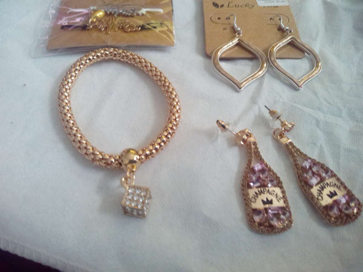 4 Piece Jewelry lot set 6