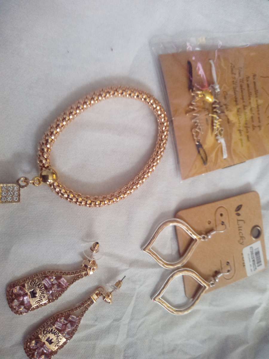 4 Piece Jewelry lot set 6
