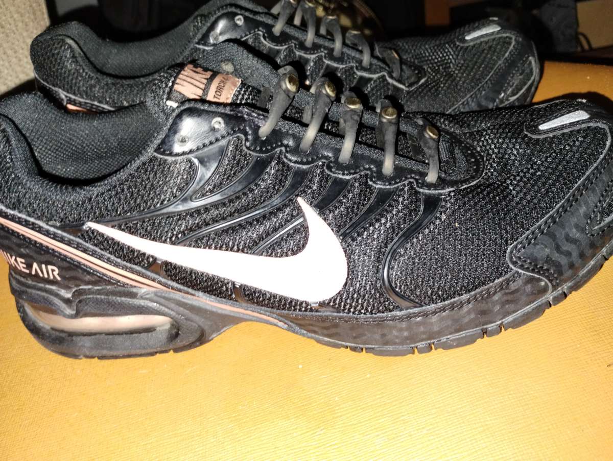 Nike Air Max womens size 9 in black and pink