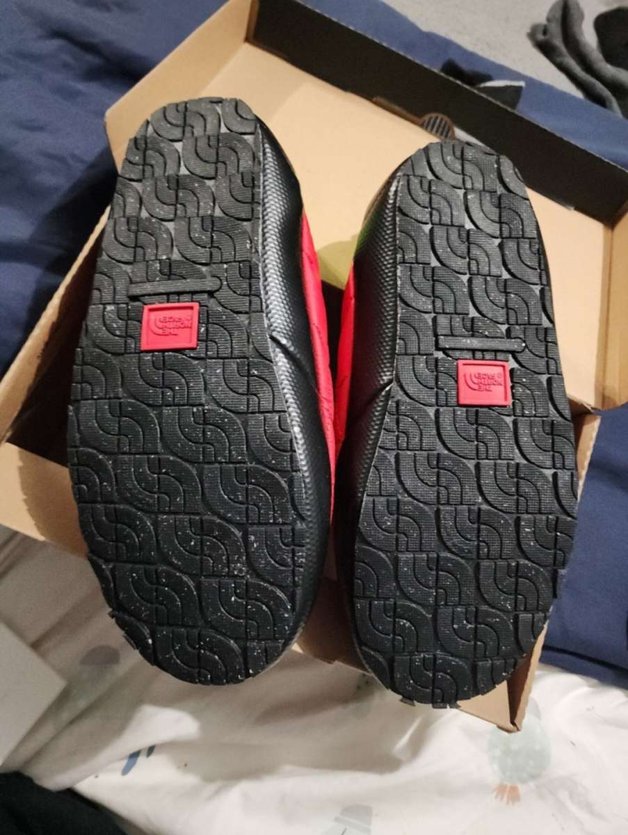 The North Face Mens Size 8 ThermoBall Traction