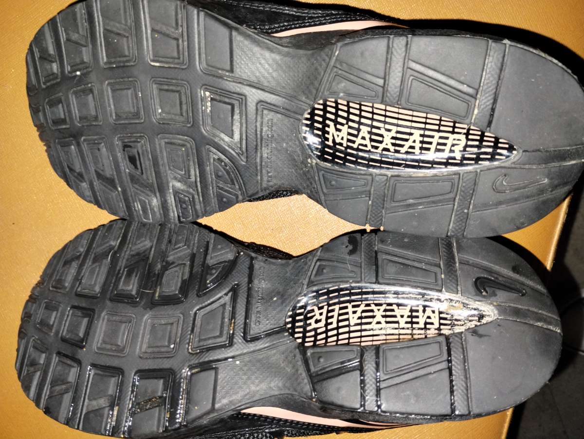 Nike Air Max womens size 9 in black and pink