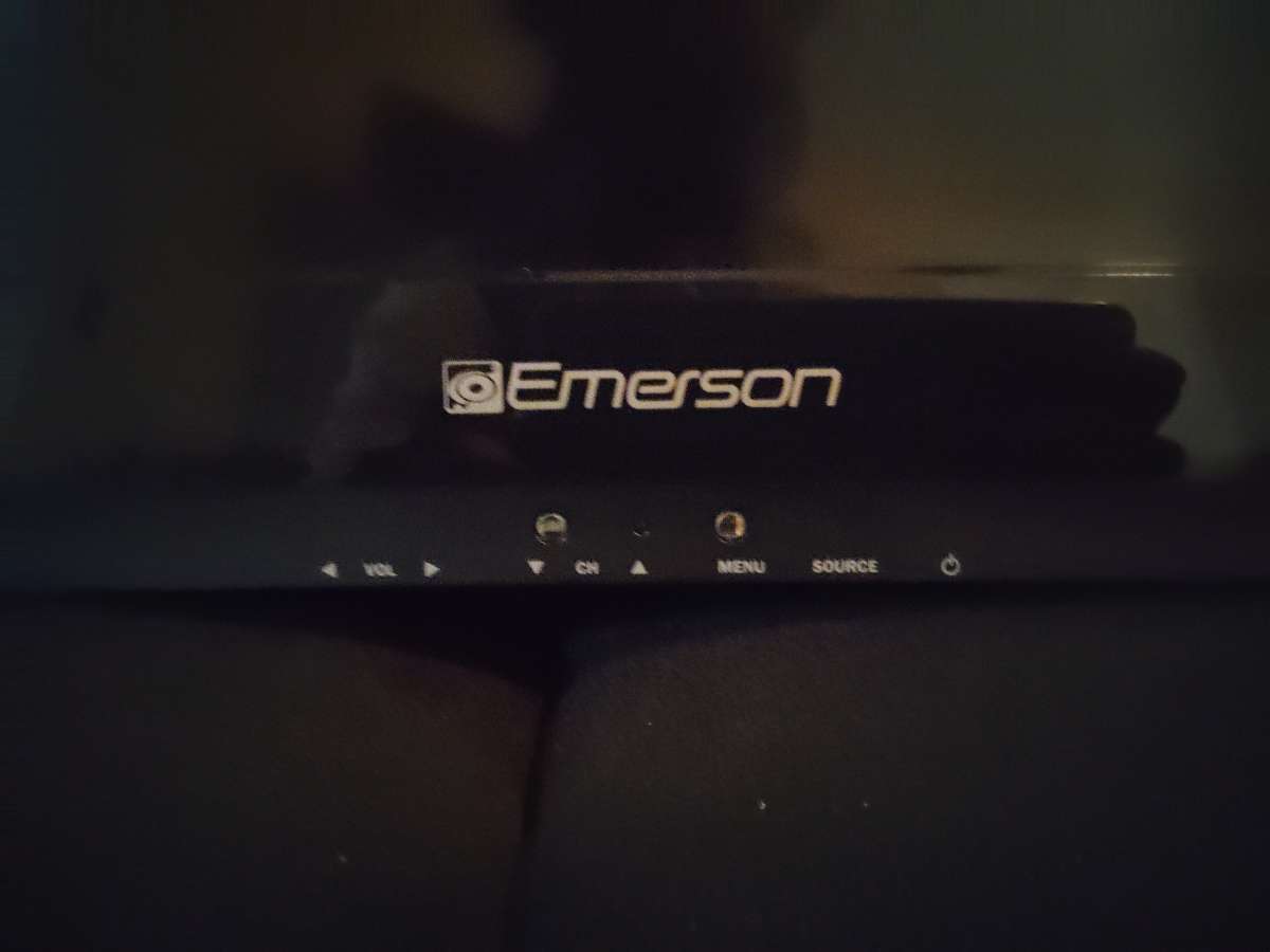 32  EMERSON TV