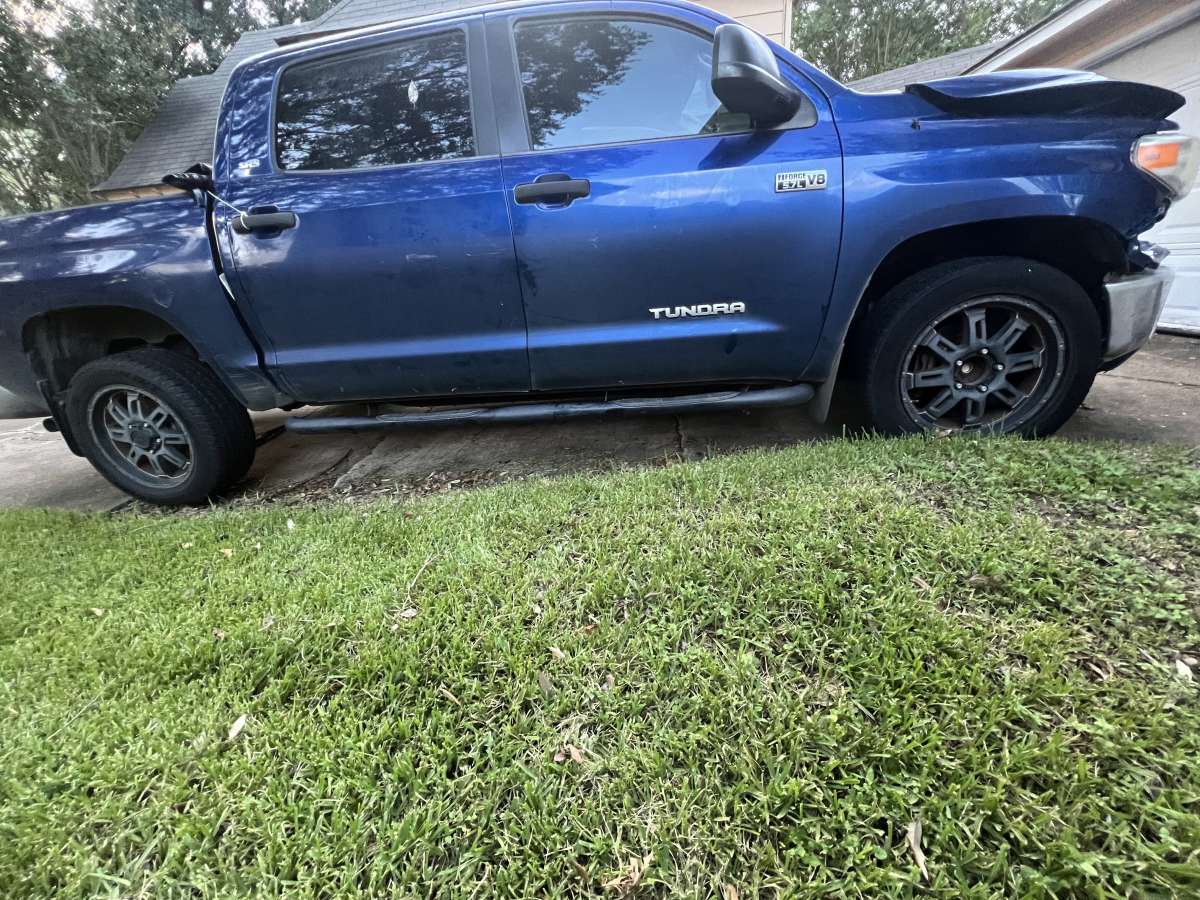 Wrecked  2015 Toyota Tundra SR5