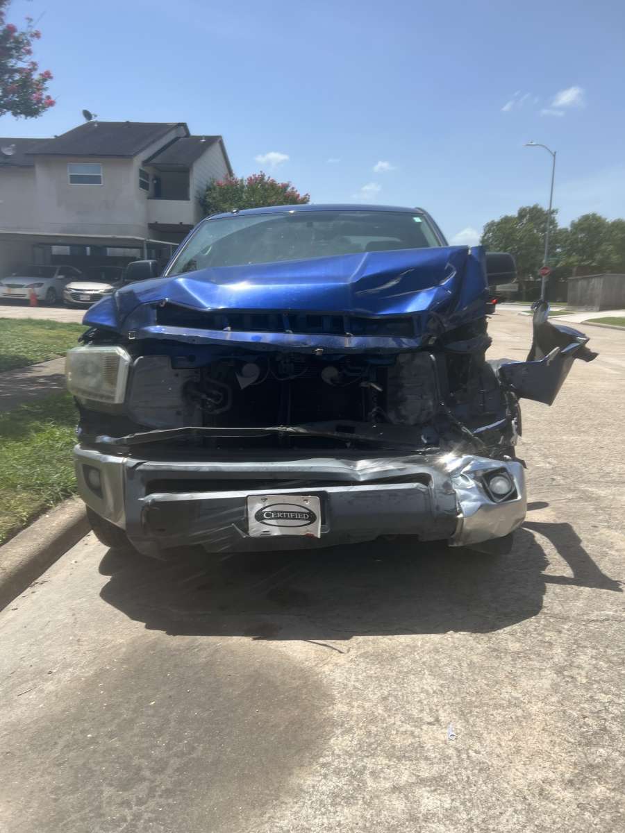 Wrecked  2015 Toyota Tundra SR5