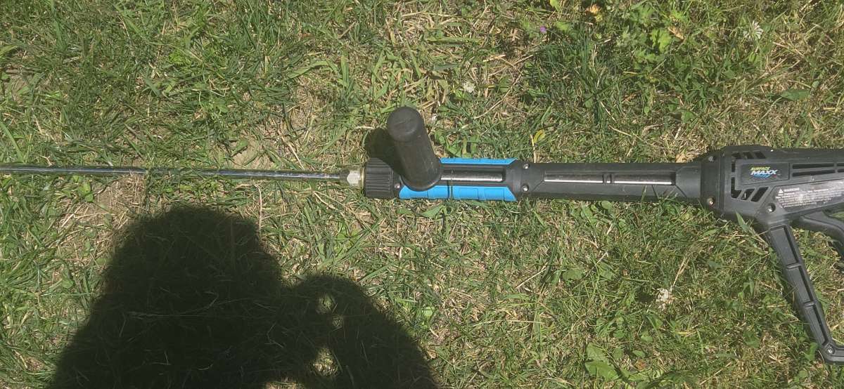 pressure washer wand with bunch of tips