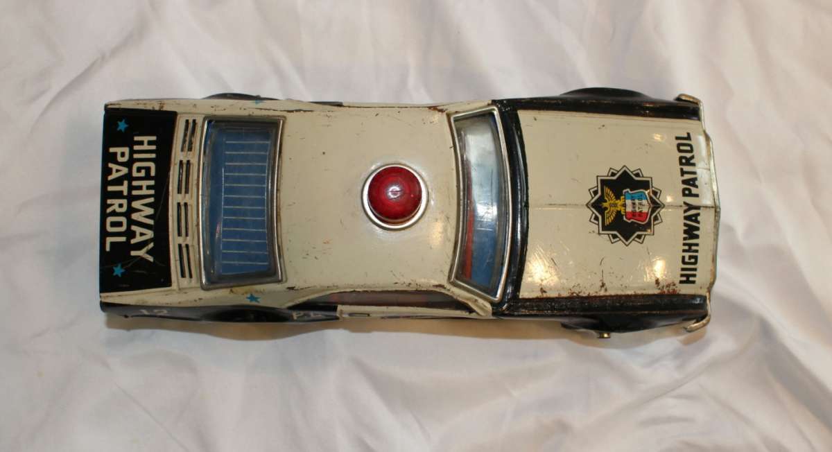 VINTAGE BANDAI HIGHWAY PATROL POLICE CAR TIN BATT