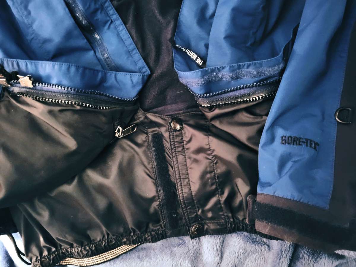 The North Face Mountain GoreTex Jacket Size M fits like a L