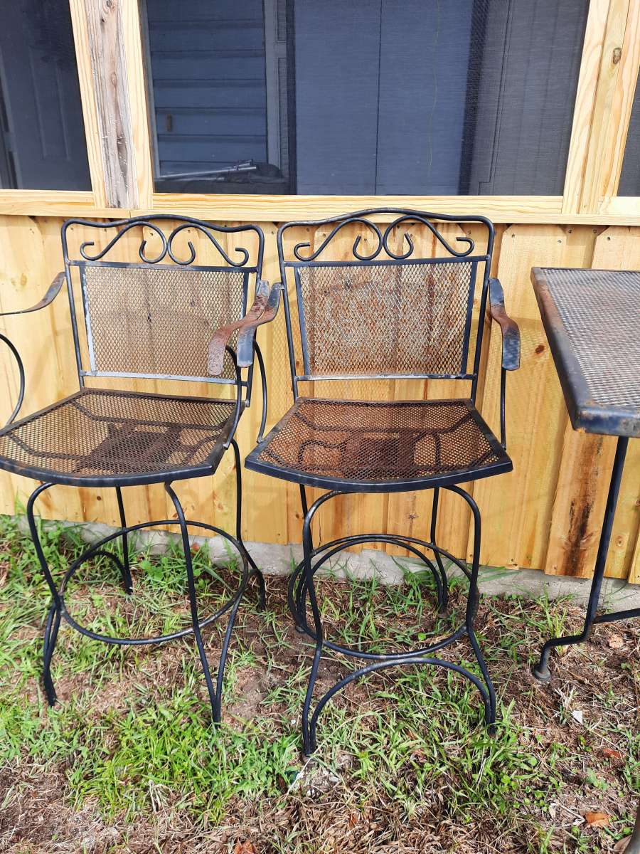 Pretty pub style metal patio set