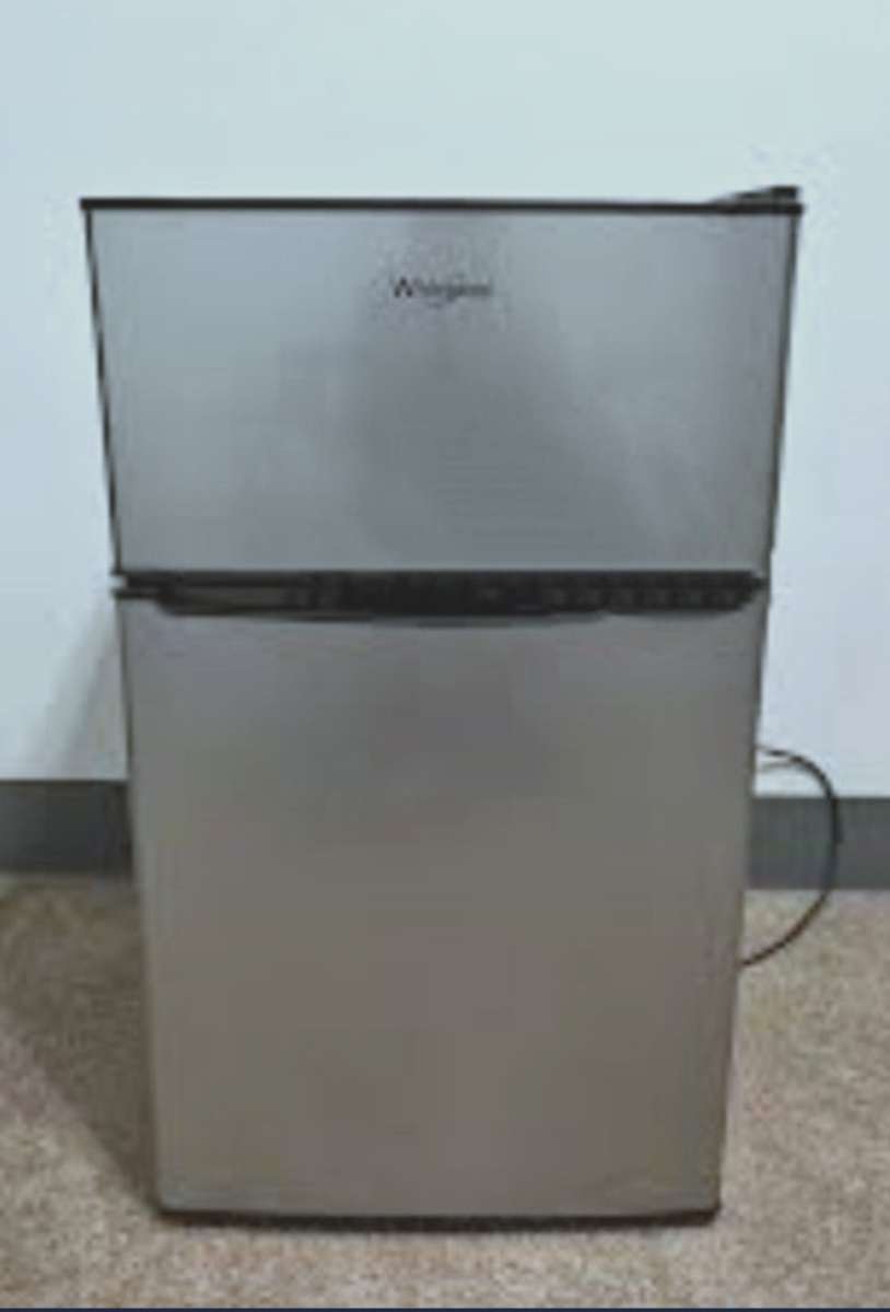 Mini refrigerator with freezer