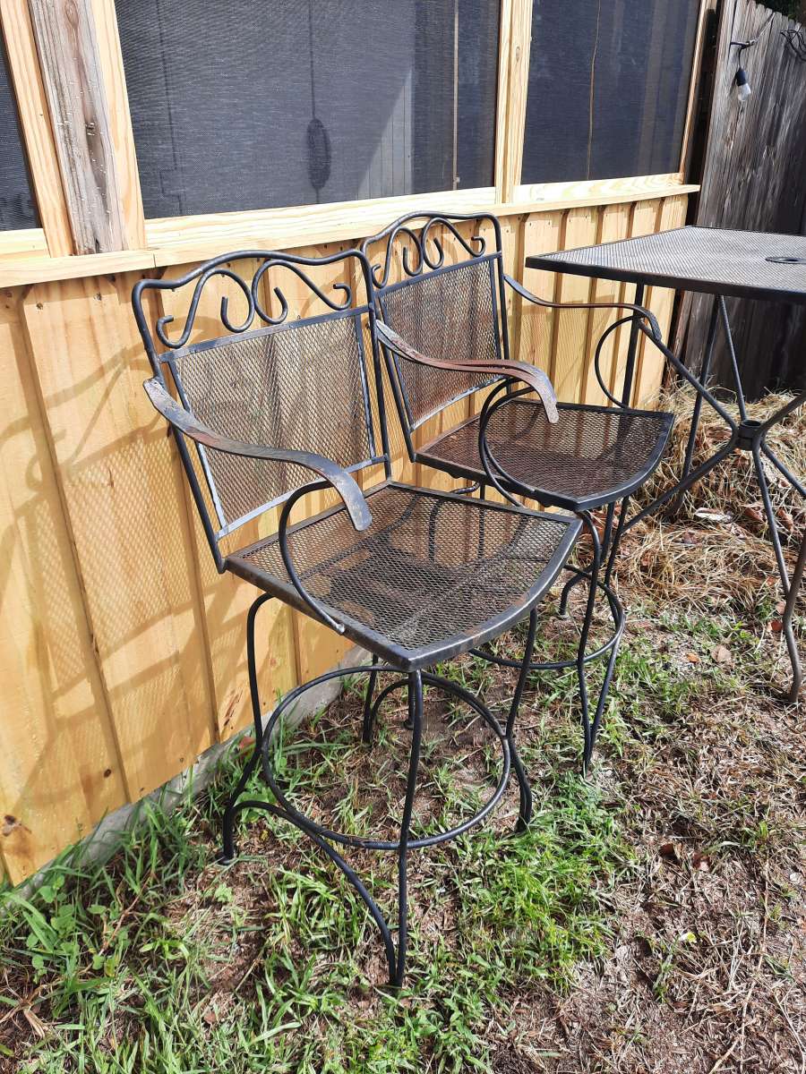 Pretty pub style metal patio set