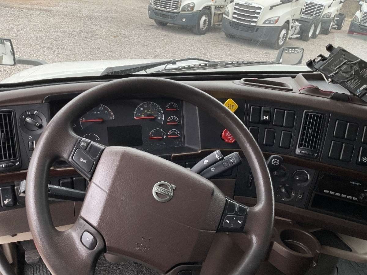 2018 Volvo VNL64T670 Sleeper Truck
