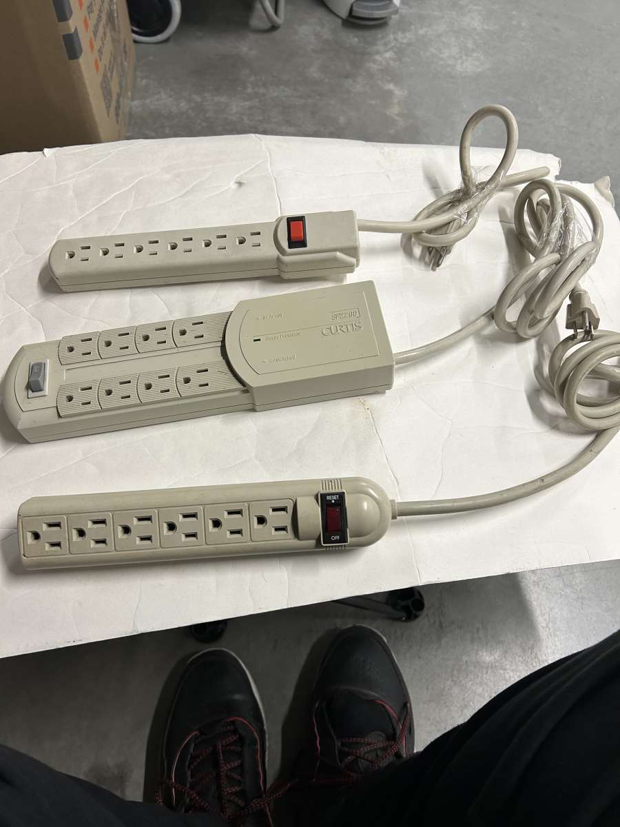 3 LOT OUTLET SURGE PROTECTOR