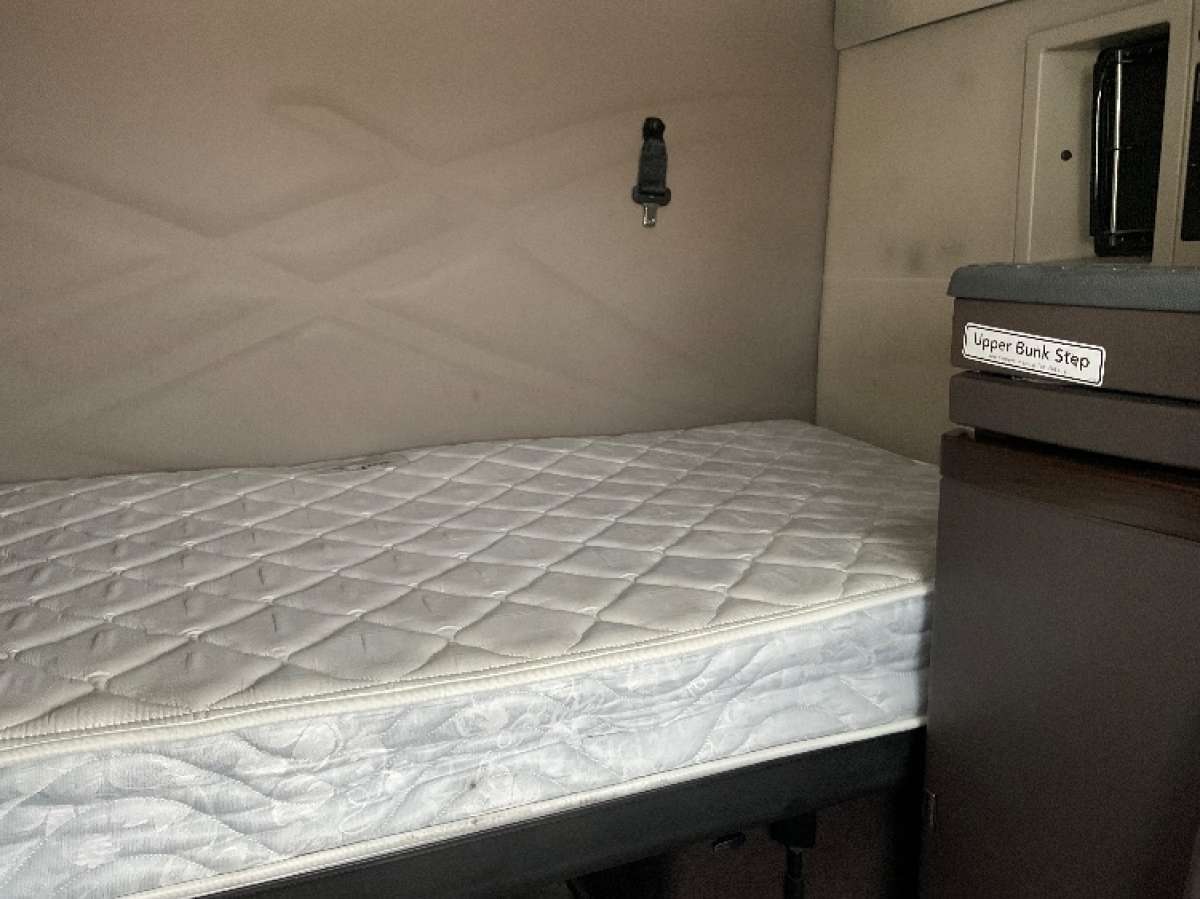 2018 Volvo VNL64T670 Sleeper Truck