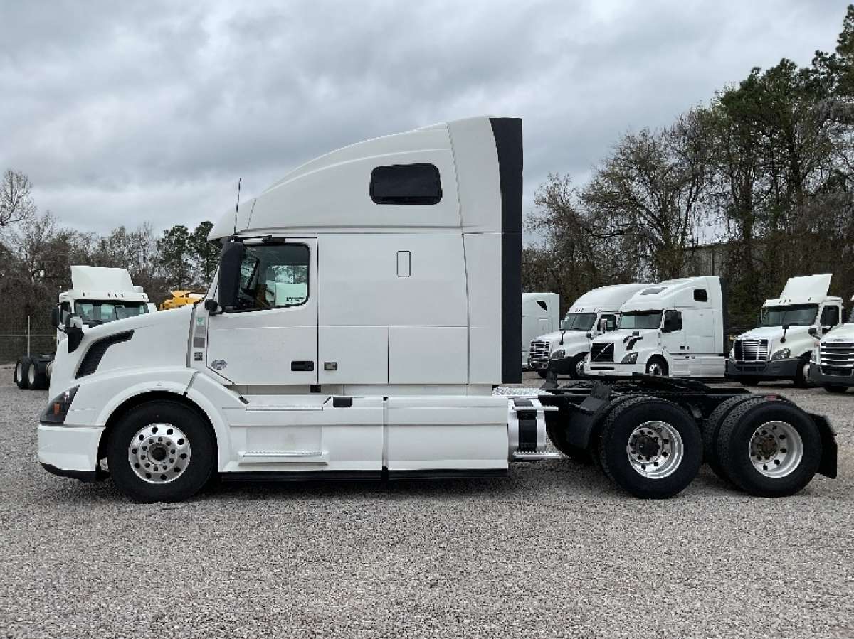 2018 Volvo VNL64T670 Sleeper Truck