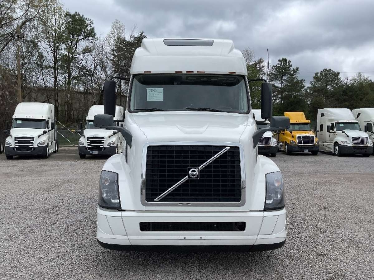 2018 Volvo VNL64T670 Sleeper Truck