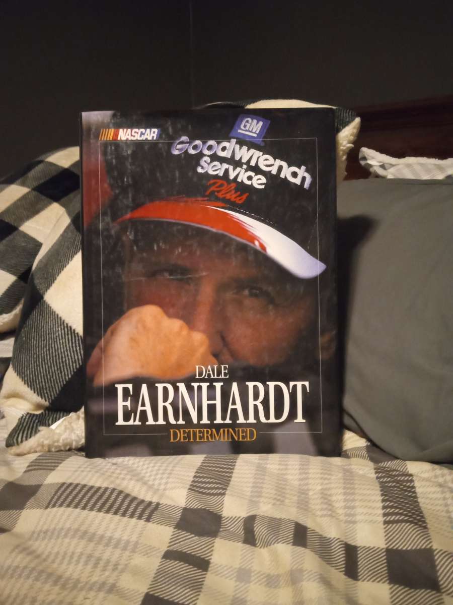 Im Selling 2 books and 2 magazines of dale Earnhardt