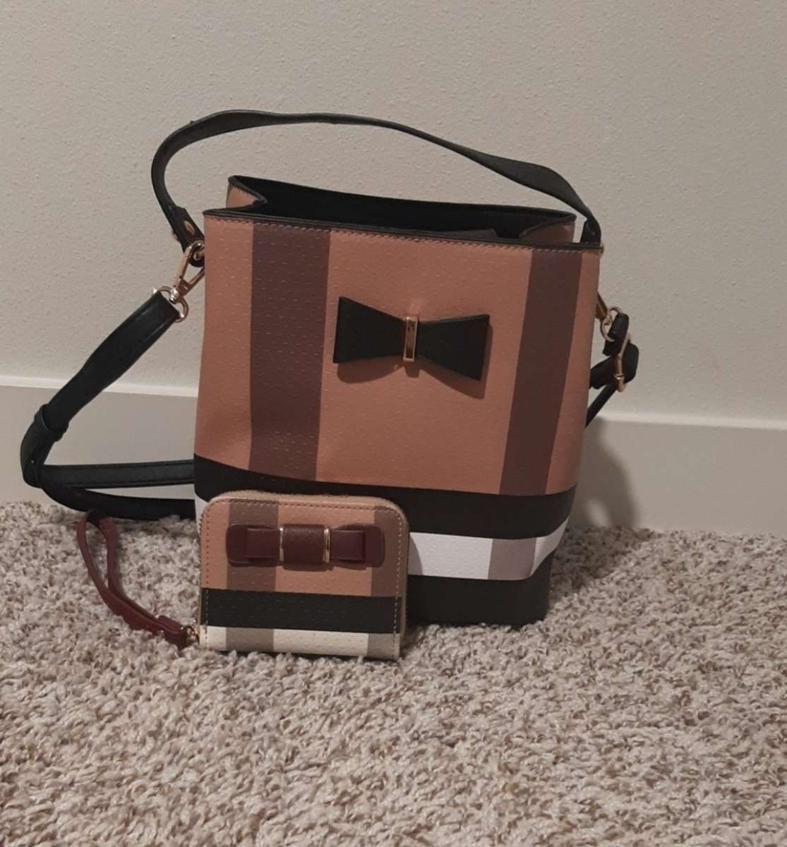 brand new bow bag with matching bow wallet