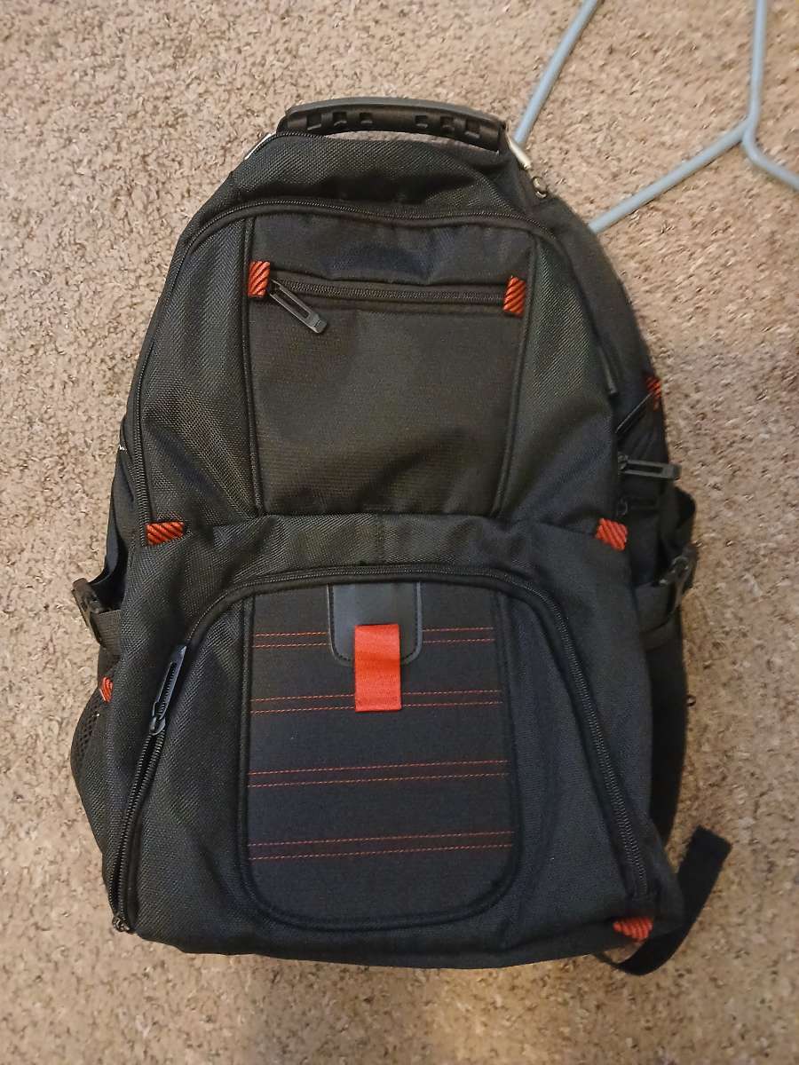 YOREPEK 18 4 LAPTOP BACKPACK W USB PORT