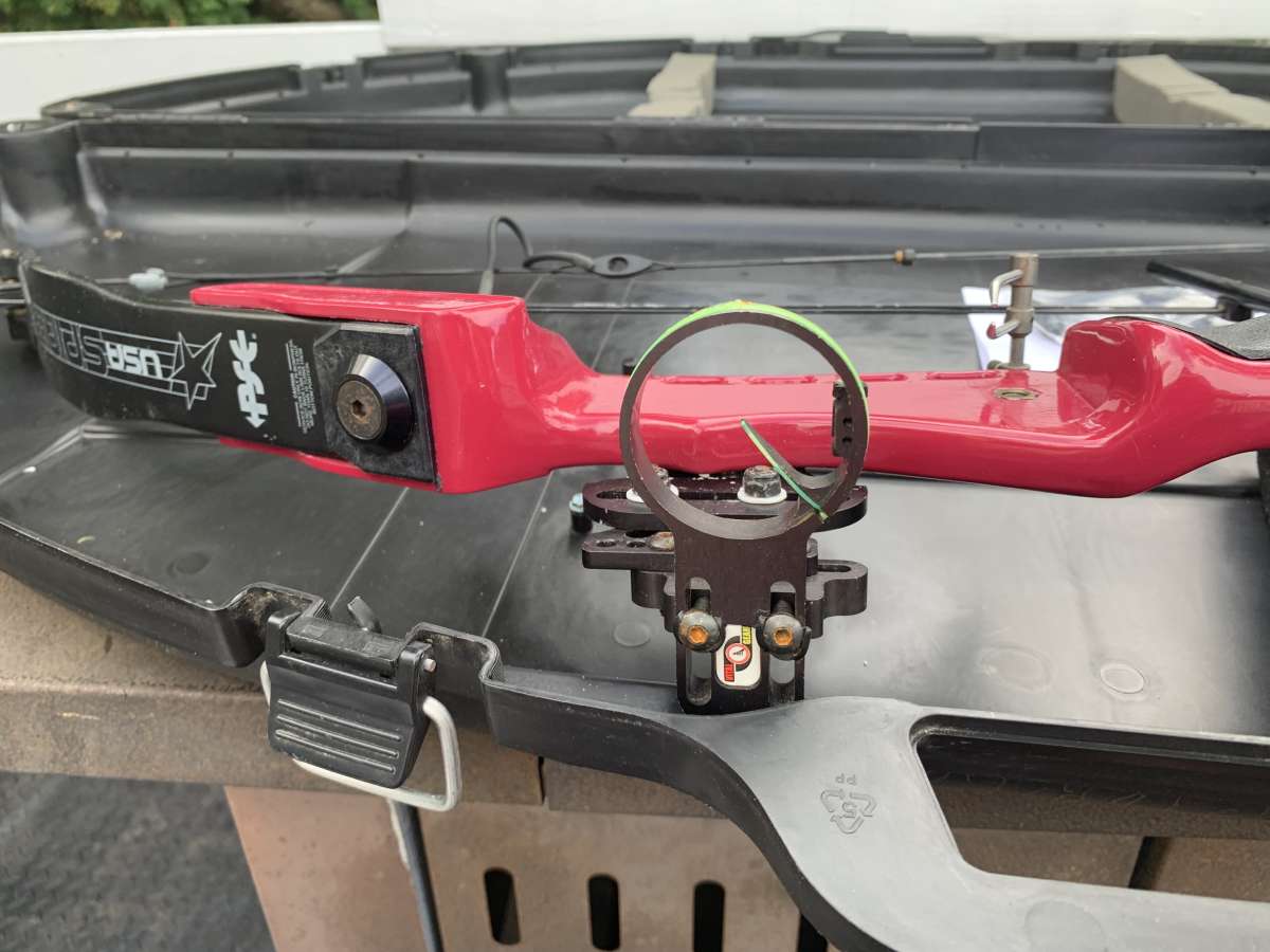 spirit compound bow with case really good condition