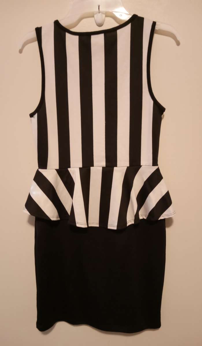 ladies black and white sleeveless dress