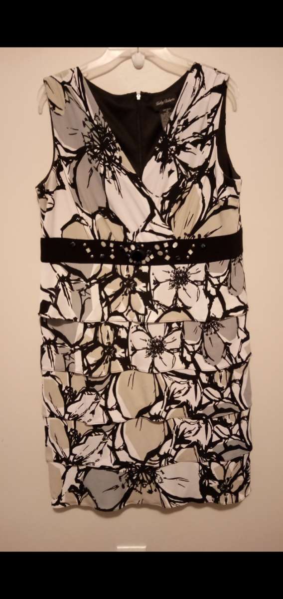 ladies Kathy Roberts v neck sleeveless dress