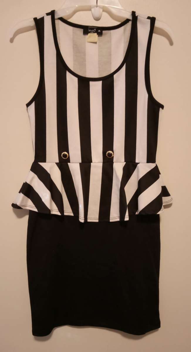 ladies black and white sleeveless dress