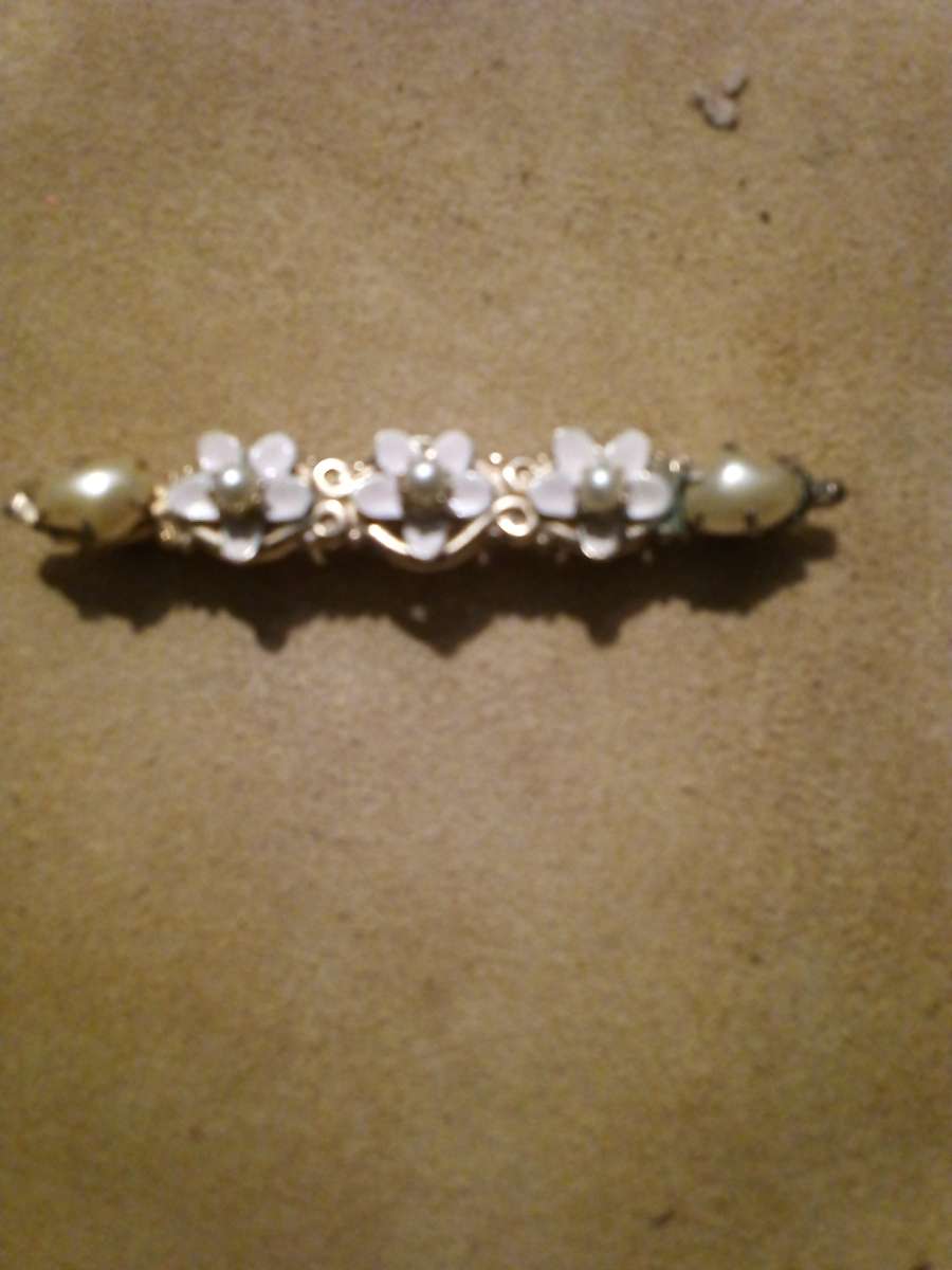A vintage pearl bar brooch estate fine jewelry