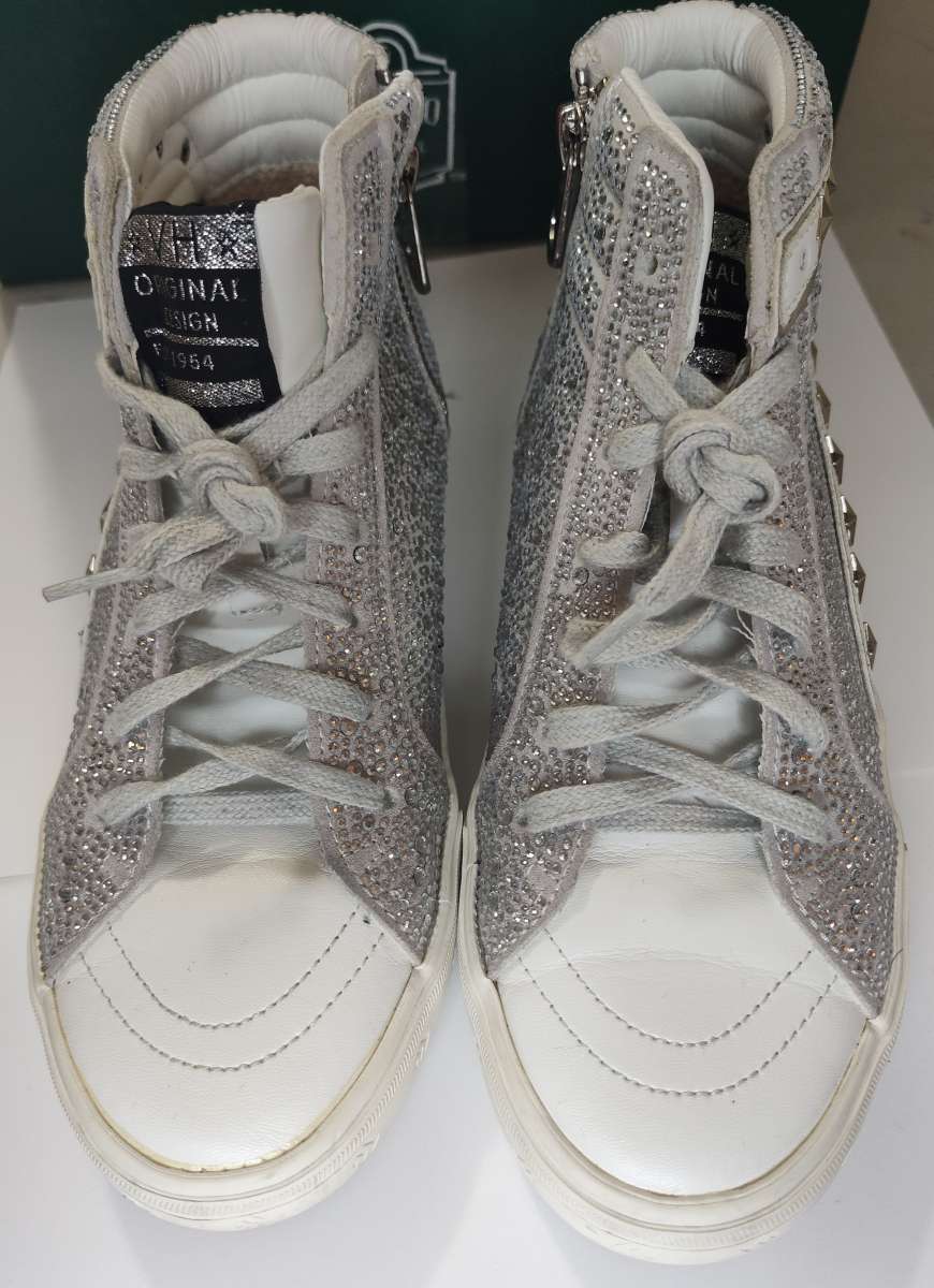 Bonitos tenis marca VH original design