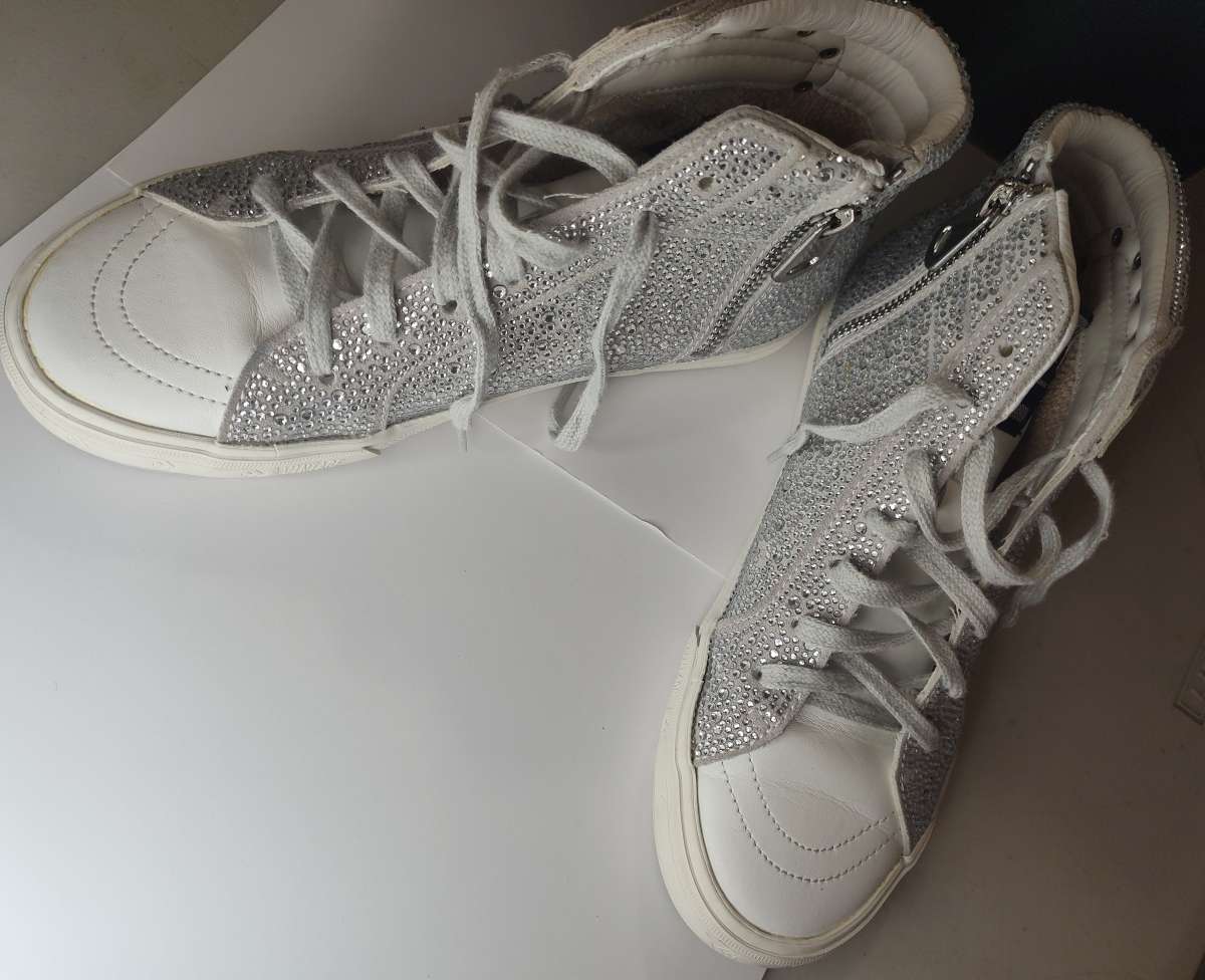 Bonitos tenis marca VH original design