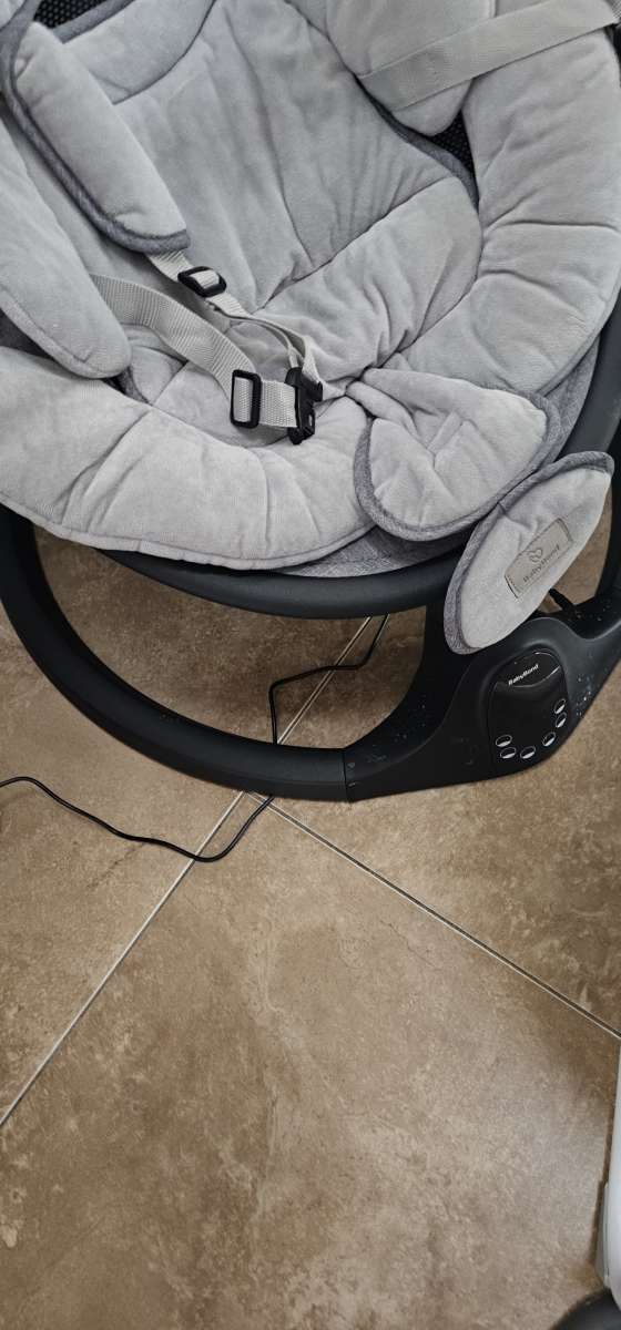 Electric baby swinger