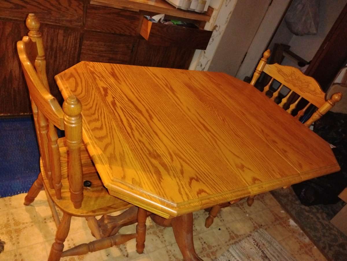 Amish table with 4 chairs