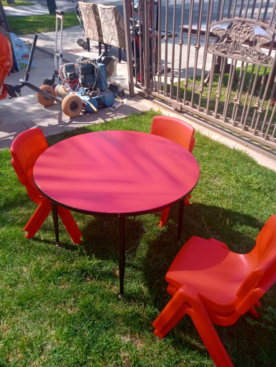 toddler table with 4 chairs