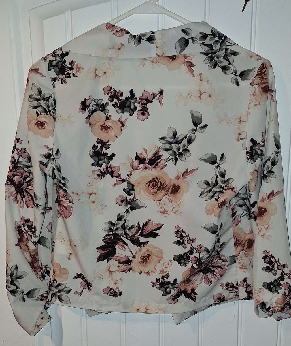 Love Tree Size Medium Silk Floral Blouse