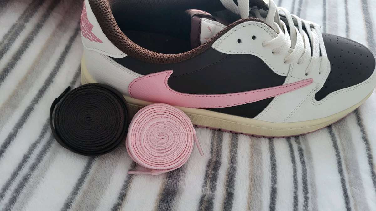 Jordan 1 low travis scotts