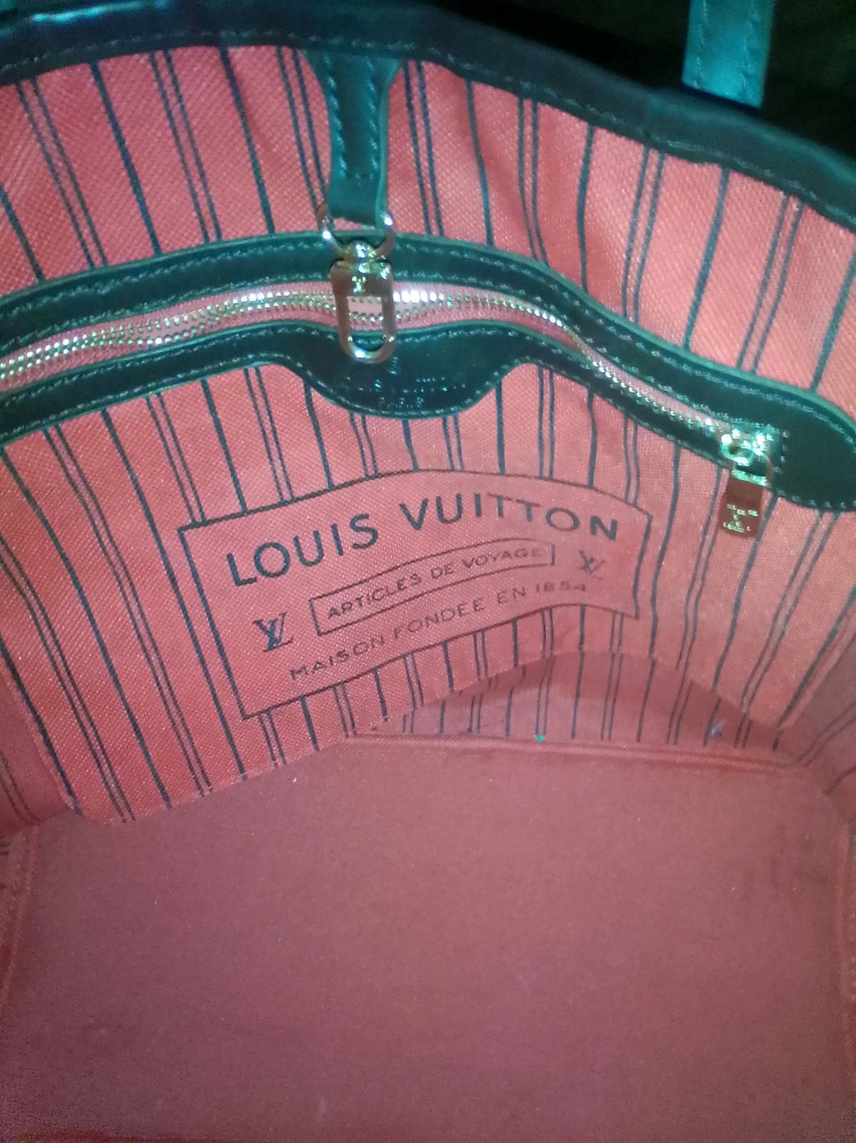 This bag is the Louis Vuitton Neverfull MM in the Damier bne