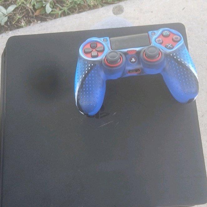 Playstation 4 comes with cord red controller and a full grip