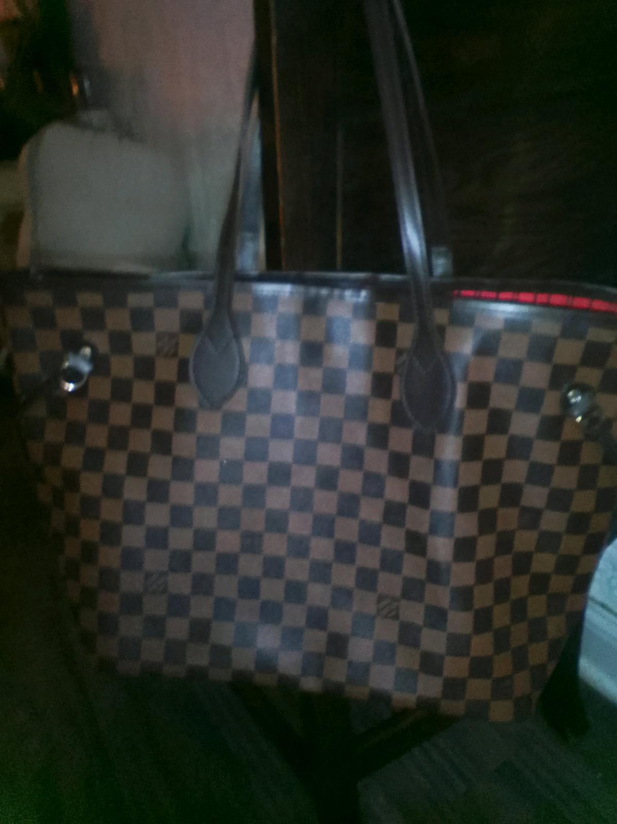 This bag is the Louis Vuitton Neverfull MM in the Damier bne