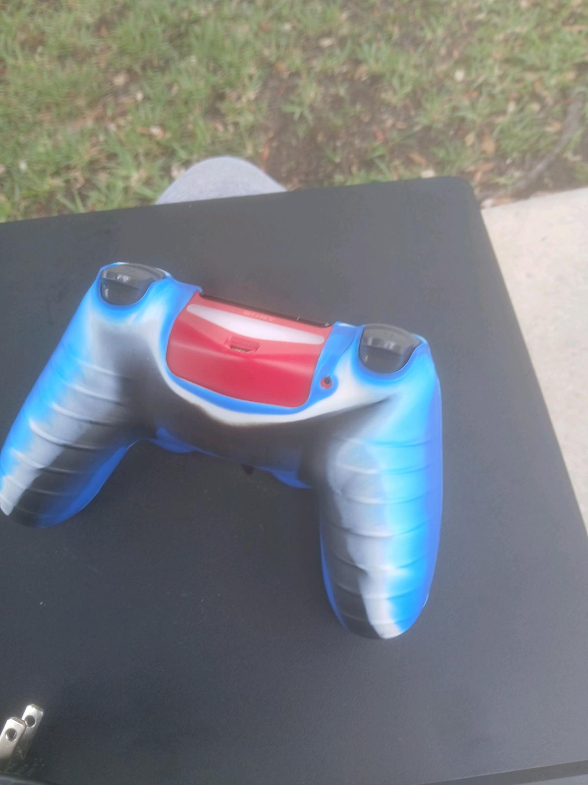 Playstation 4 comes with cord red controller and a full grip