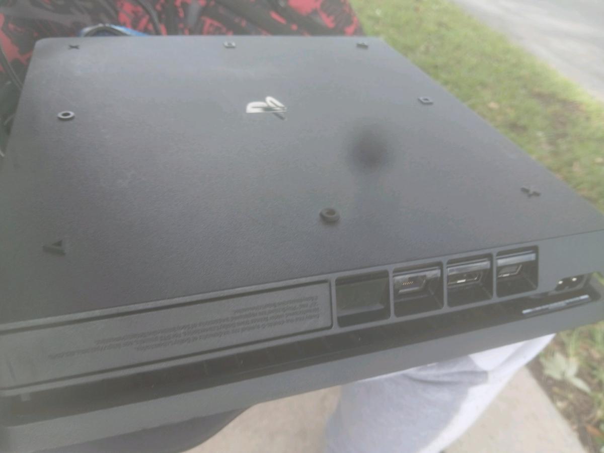 Playstation 4 comes with cord red controller and a full grip