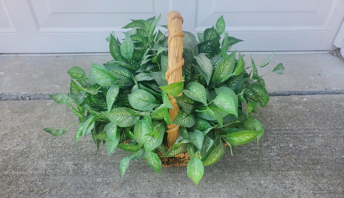 Decorative  Plant Artificial w Straw Basket