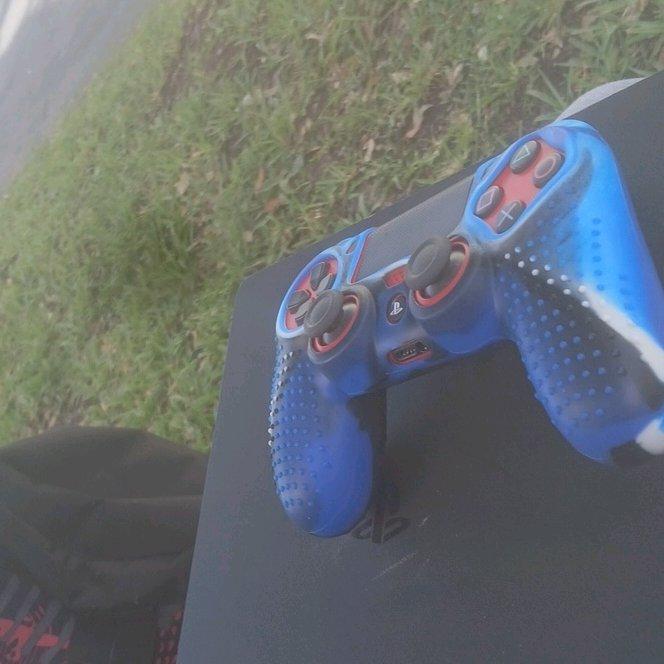 Playstation 4 comes with cord red controller and a full grip