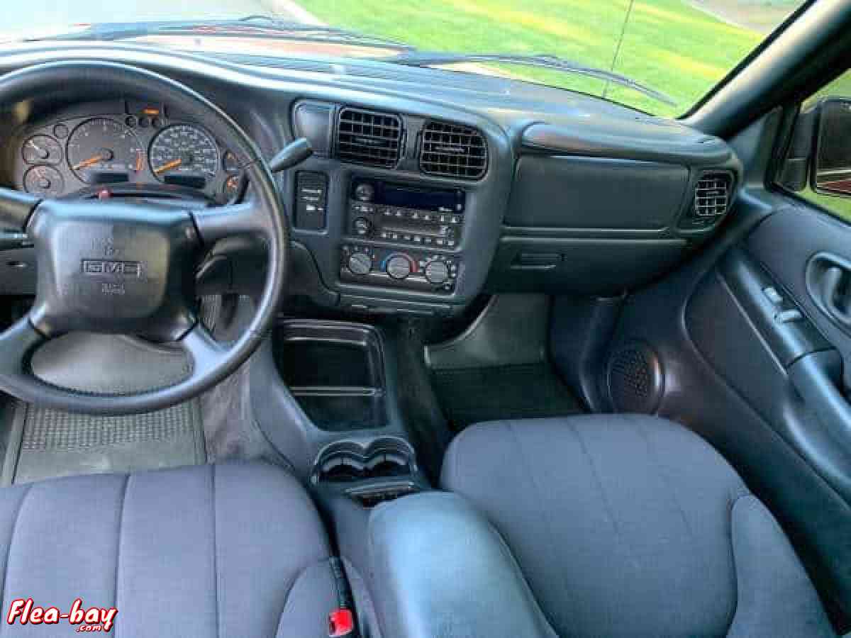 A GMC Sonoma 2002 model