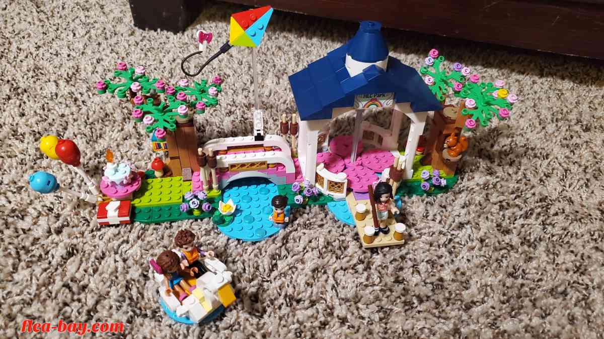 lego friends heart lake city park 41447 COMPLETE (local )