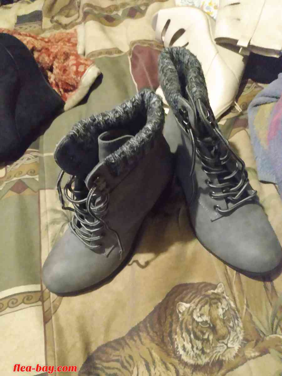 women's boots in good condition never worn we're too small - Erie, Pennsylvania - FleaMarketBay
