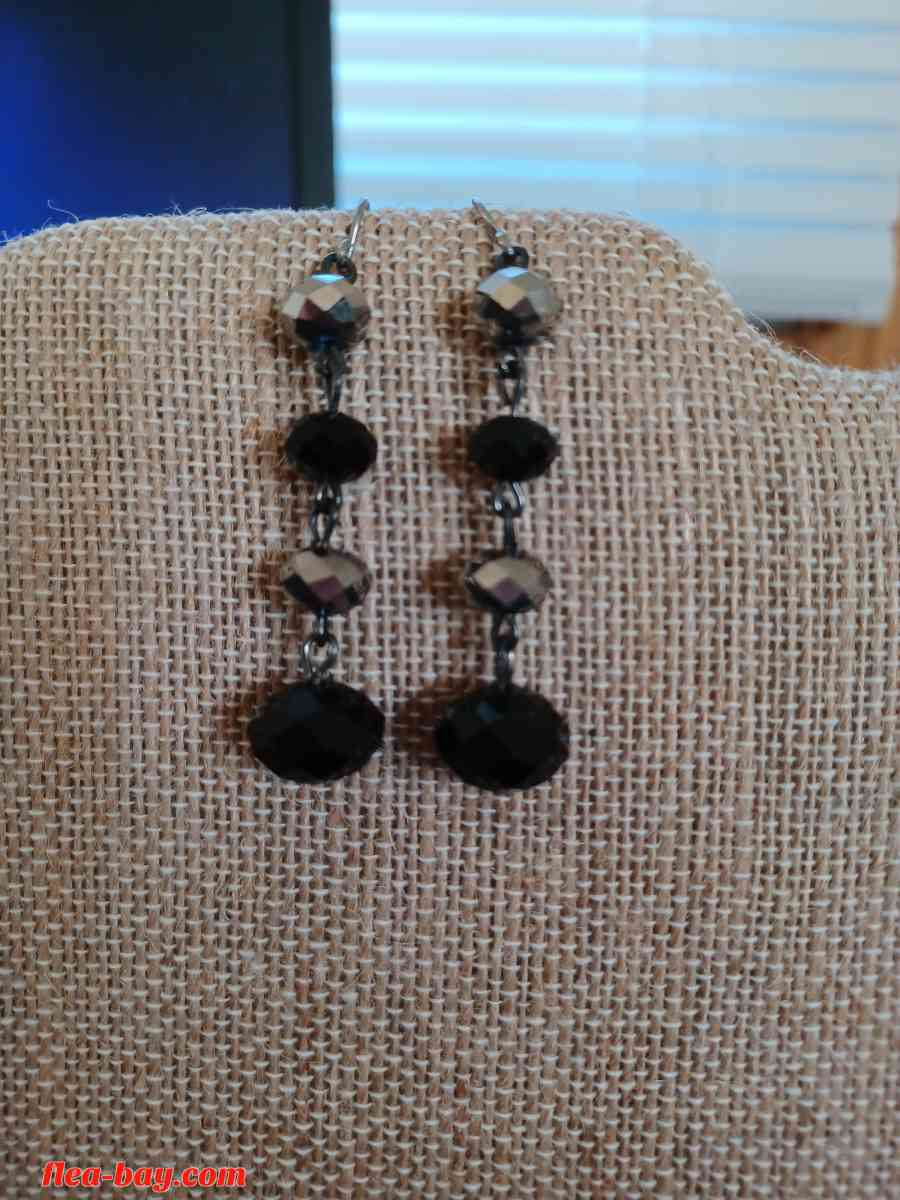 Black grey earrings - Indianapolis, Indiana - FleaMarketBay
