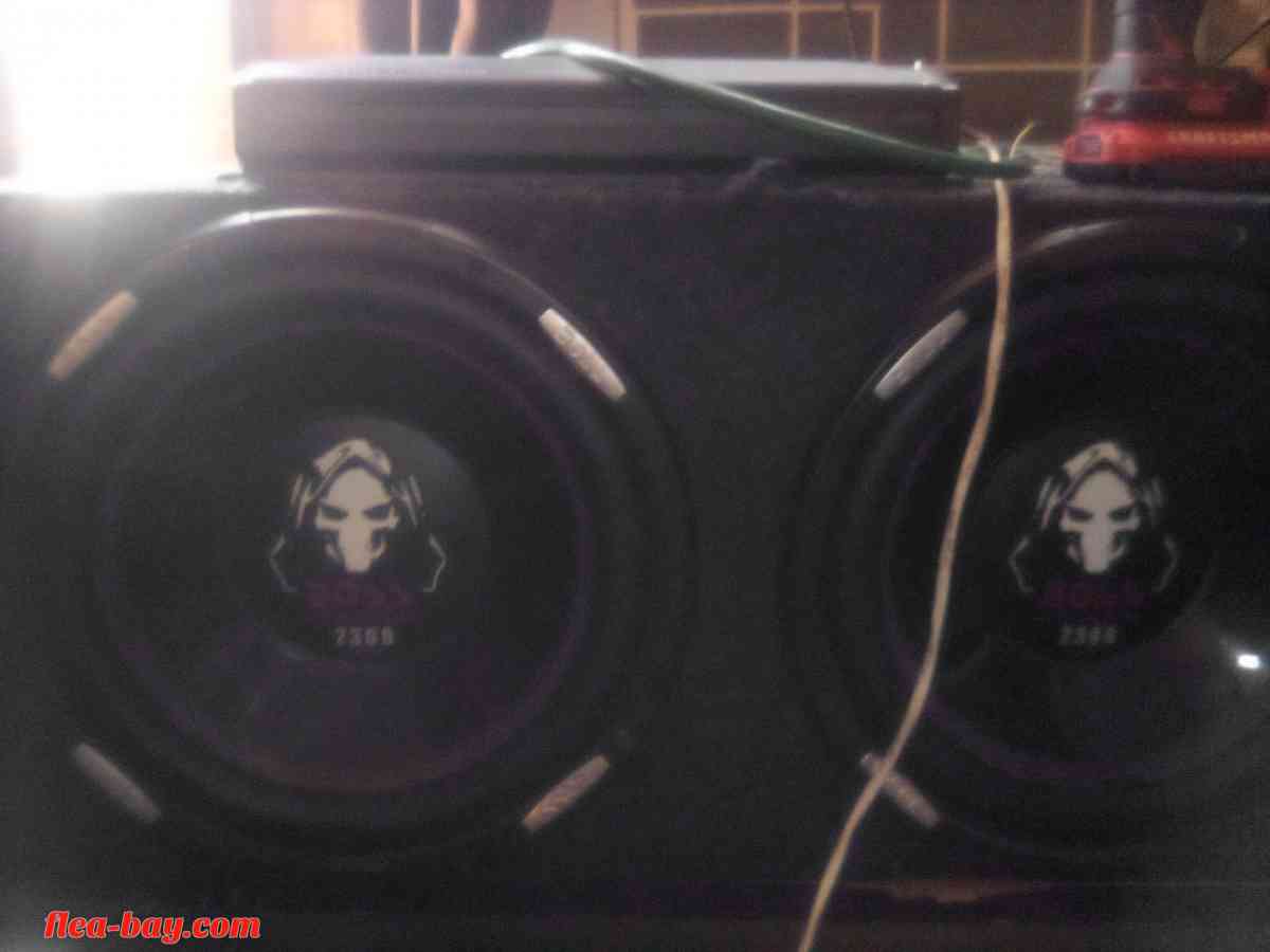 ,2 2300 watt boss speakers and 2500 watt phantom amp
