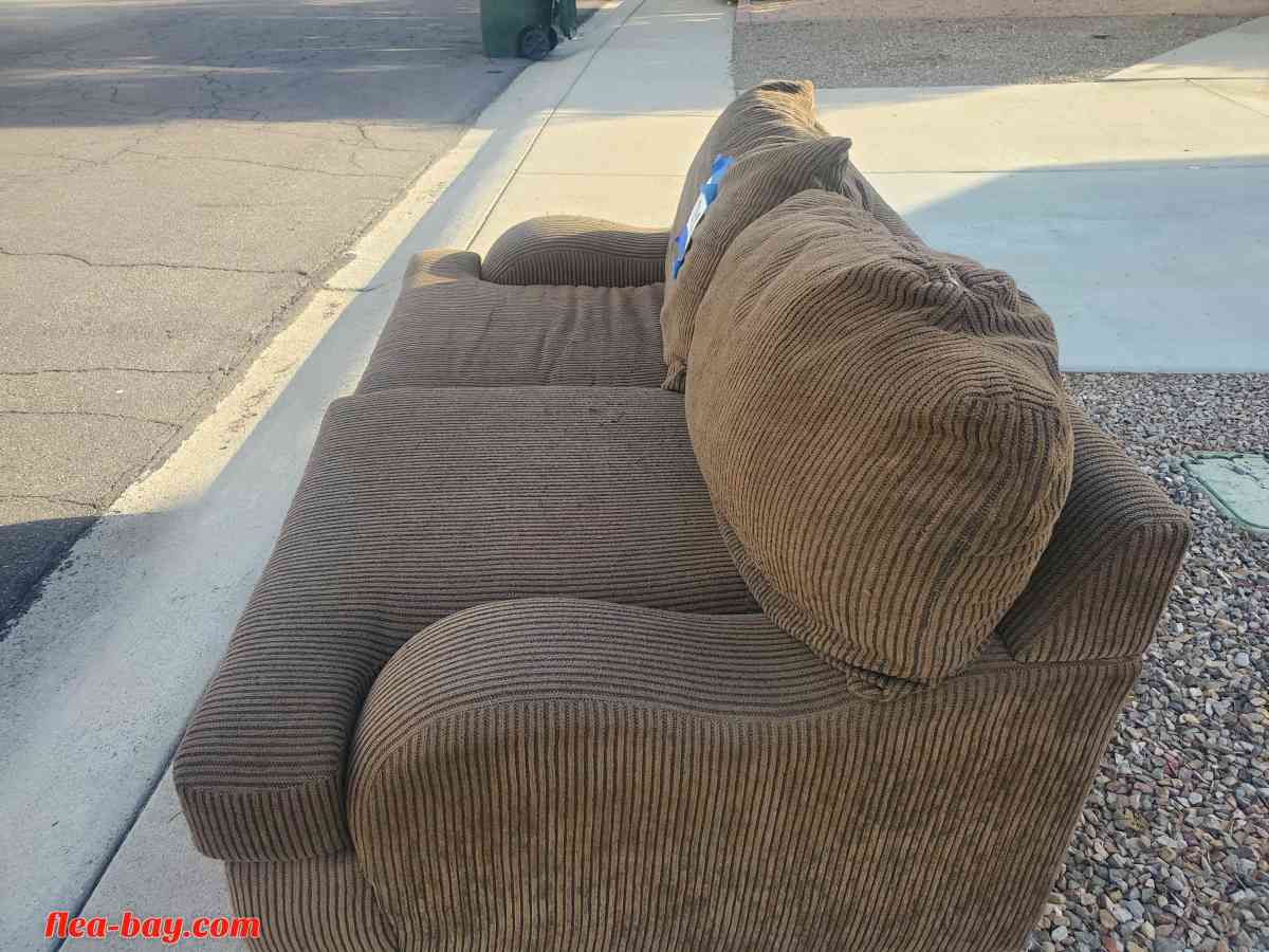 Free sofa - Phoenix, Arizona - FleaMarketBay