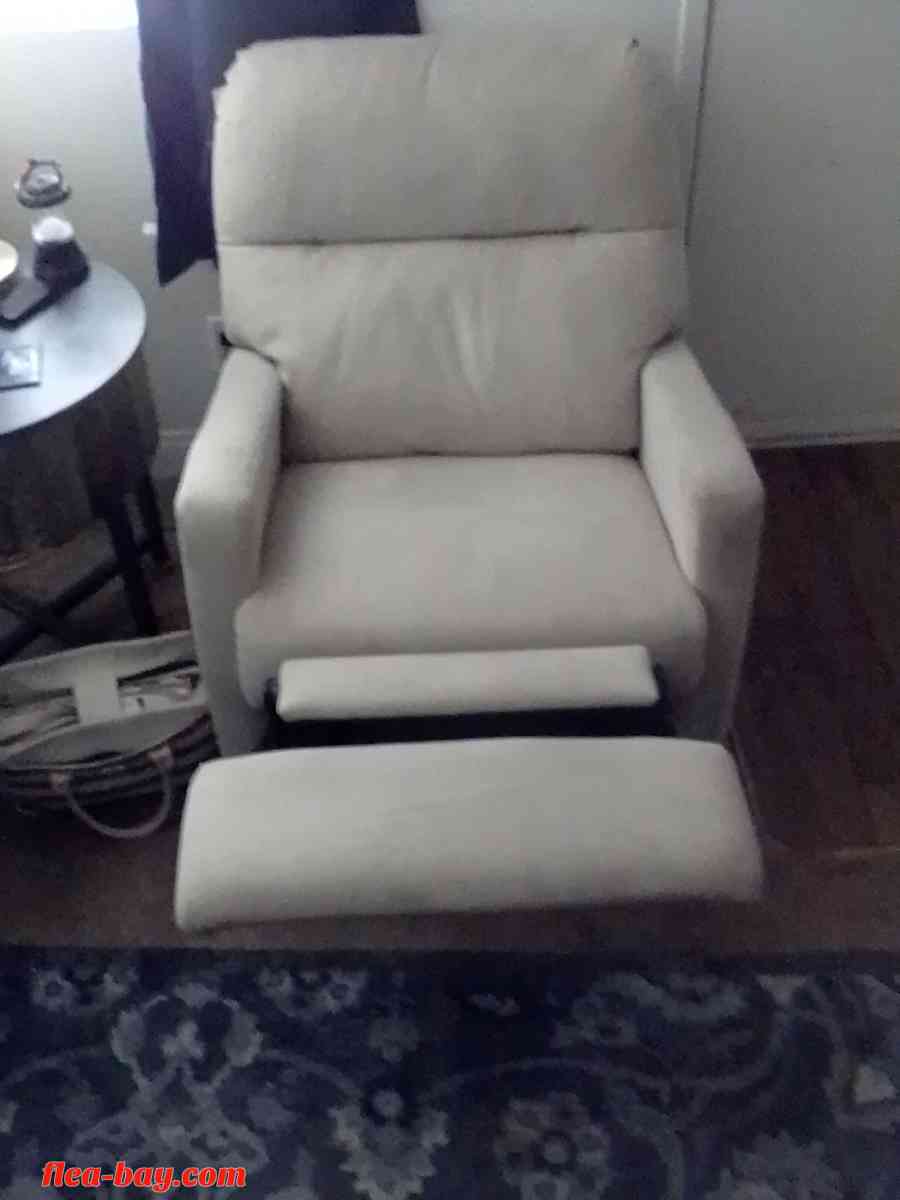 Recliner Chair - Las Vegas, Nevada - FleaMarketBay