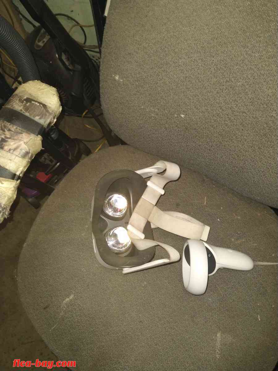 oculus virtual reality headset with one controller - Crescent City, California - FleaMarketBay
