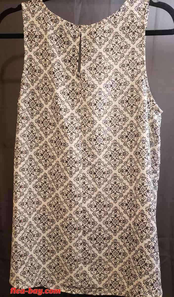 'Maurices' Top - Dunkirk, Indiana - FleaMarketBay